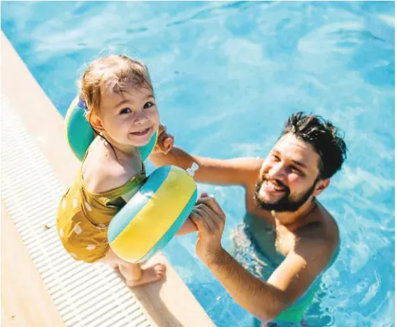 Família aproveitando a piscina do resort